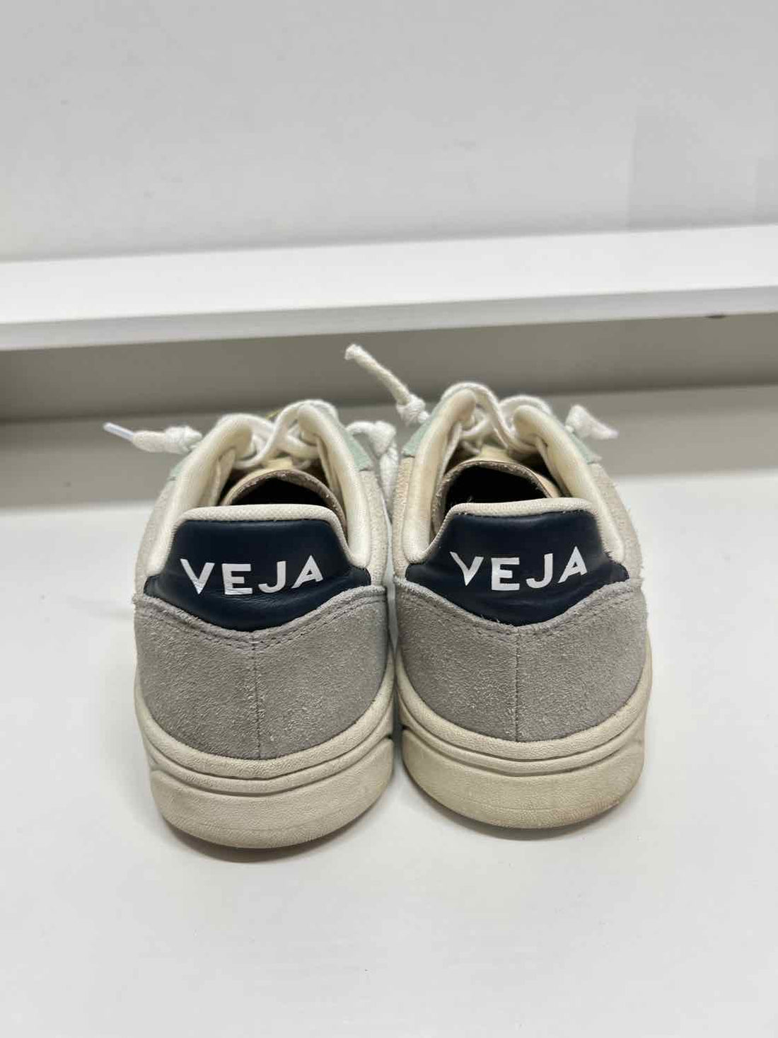 Veja Women Size 38 (7.5-8) Cream Colorblock Sneakers