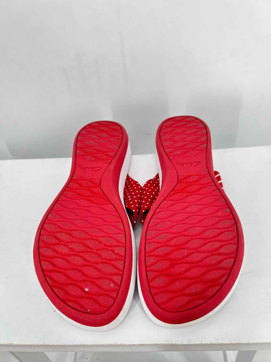 Clarks Women Size 8 Red & White Flip Flops