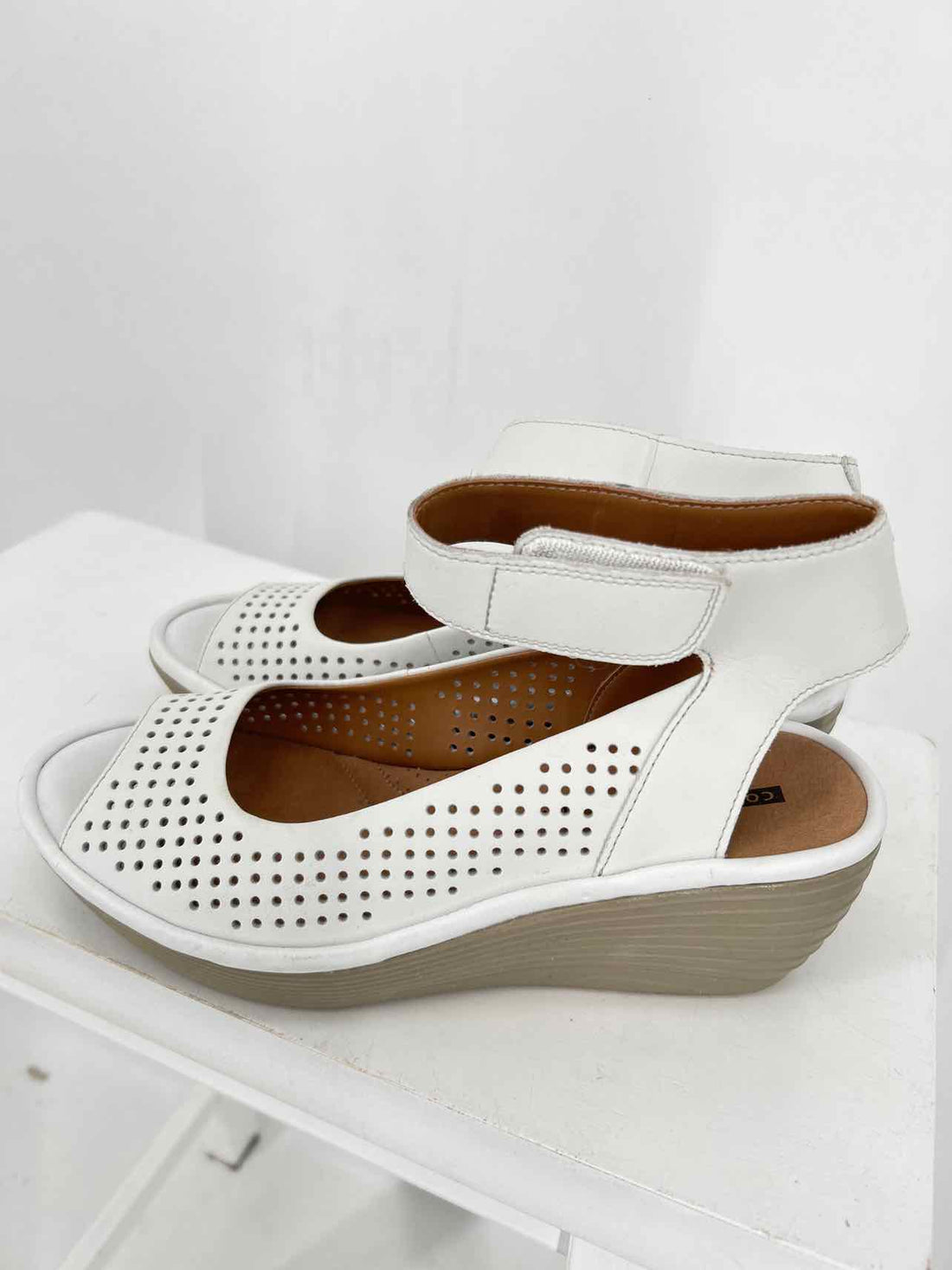 Clarks Women Size 7.5 Off White Perforated Wedges