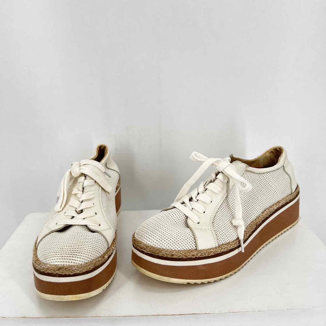 Dolce Vita Women Size 9 White Sneakers