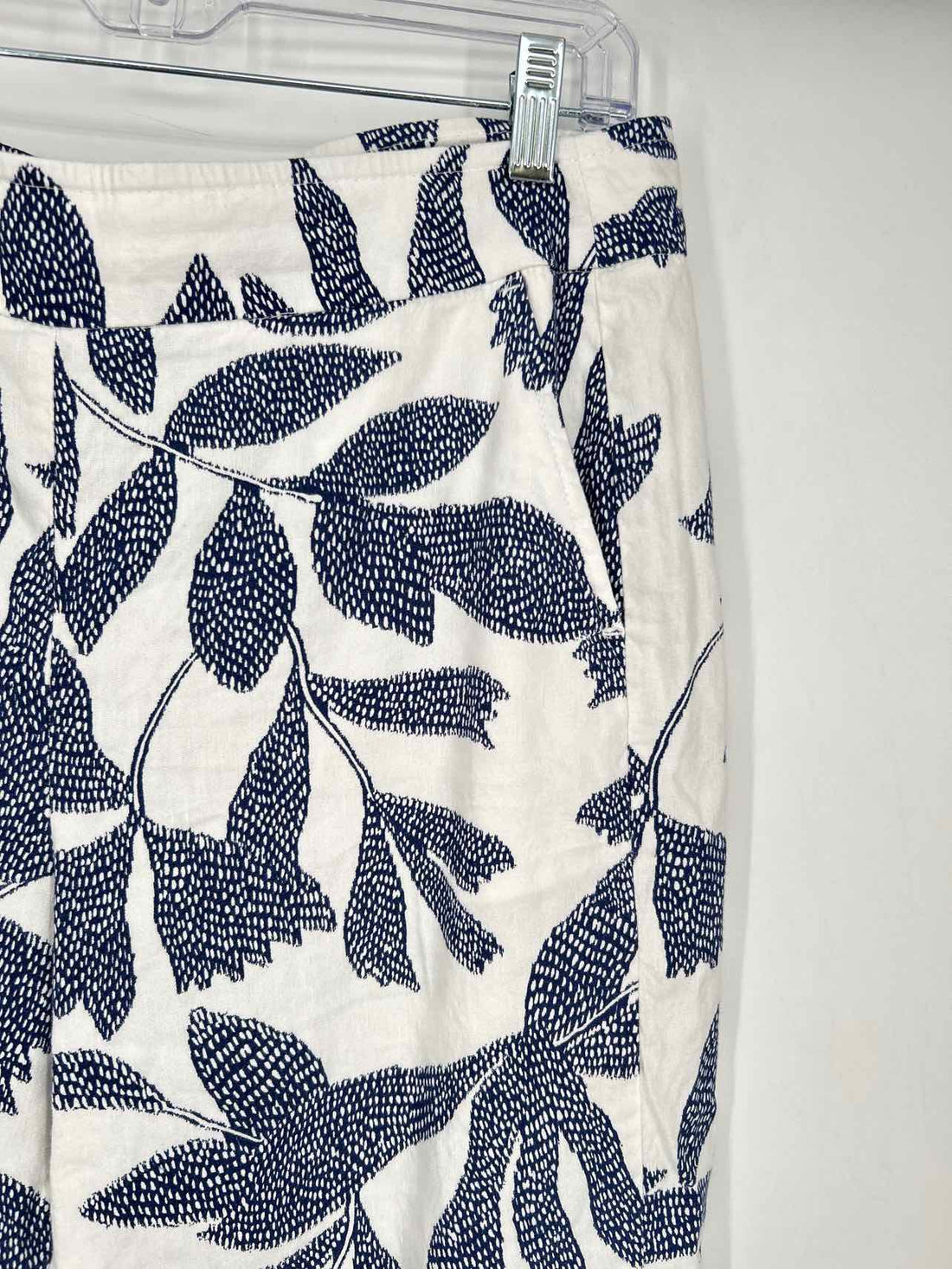 Chicos Size 1 (8) White & Navy Linen Blend Pants