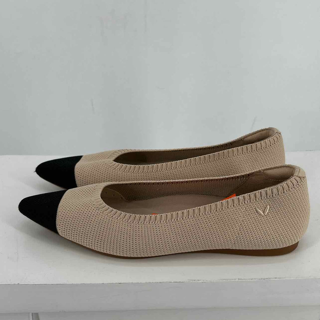 Vivaia Women Size 37.5 Beige & Black Flats