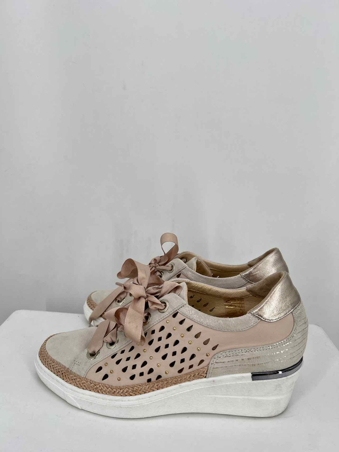 Softwaves Women Size 40 (9-9.5) Beige & Gold Sneakers