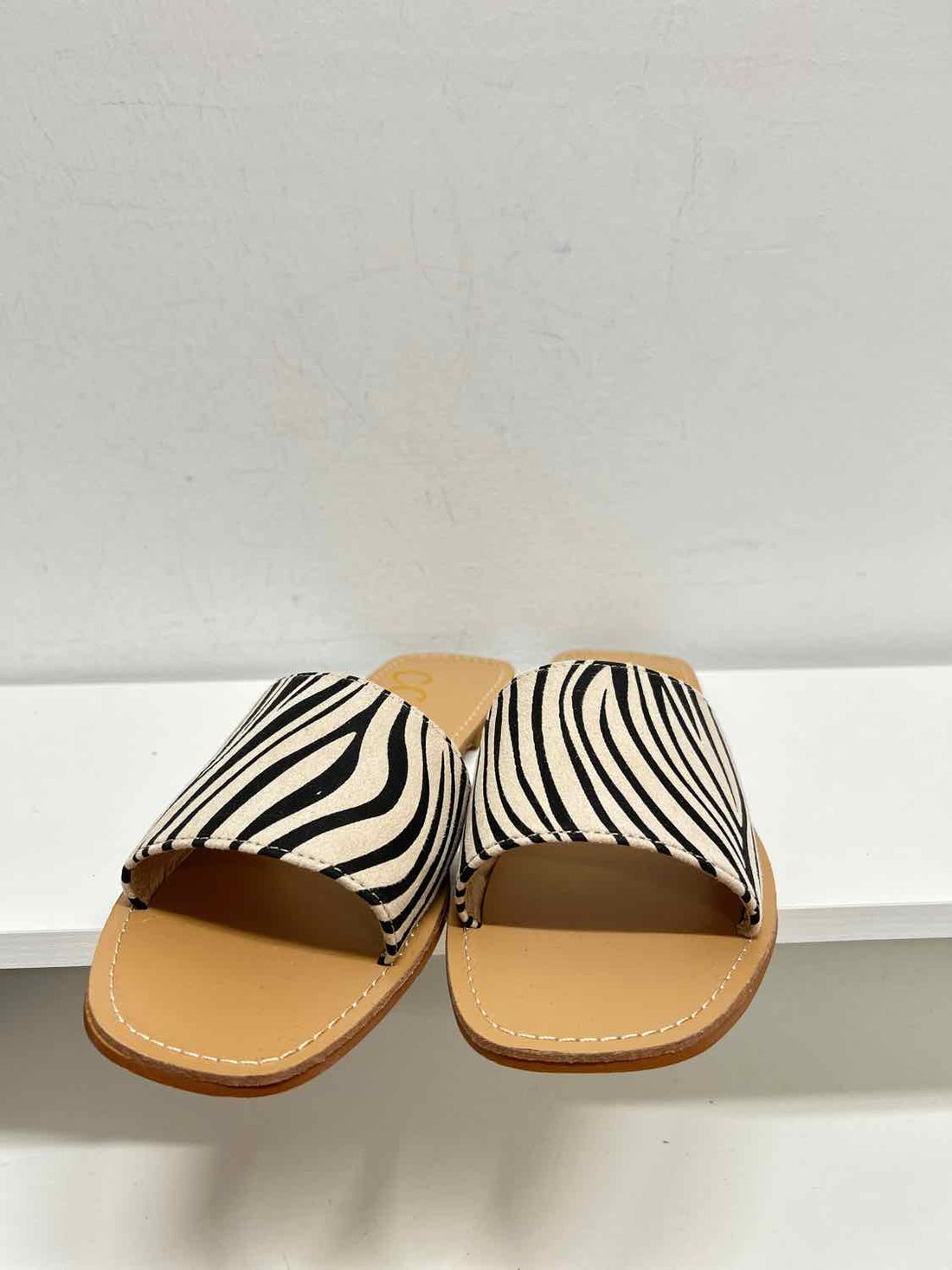 Ccocci Women Size 8.5 Zebra Like New Slides
