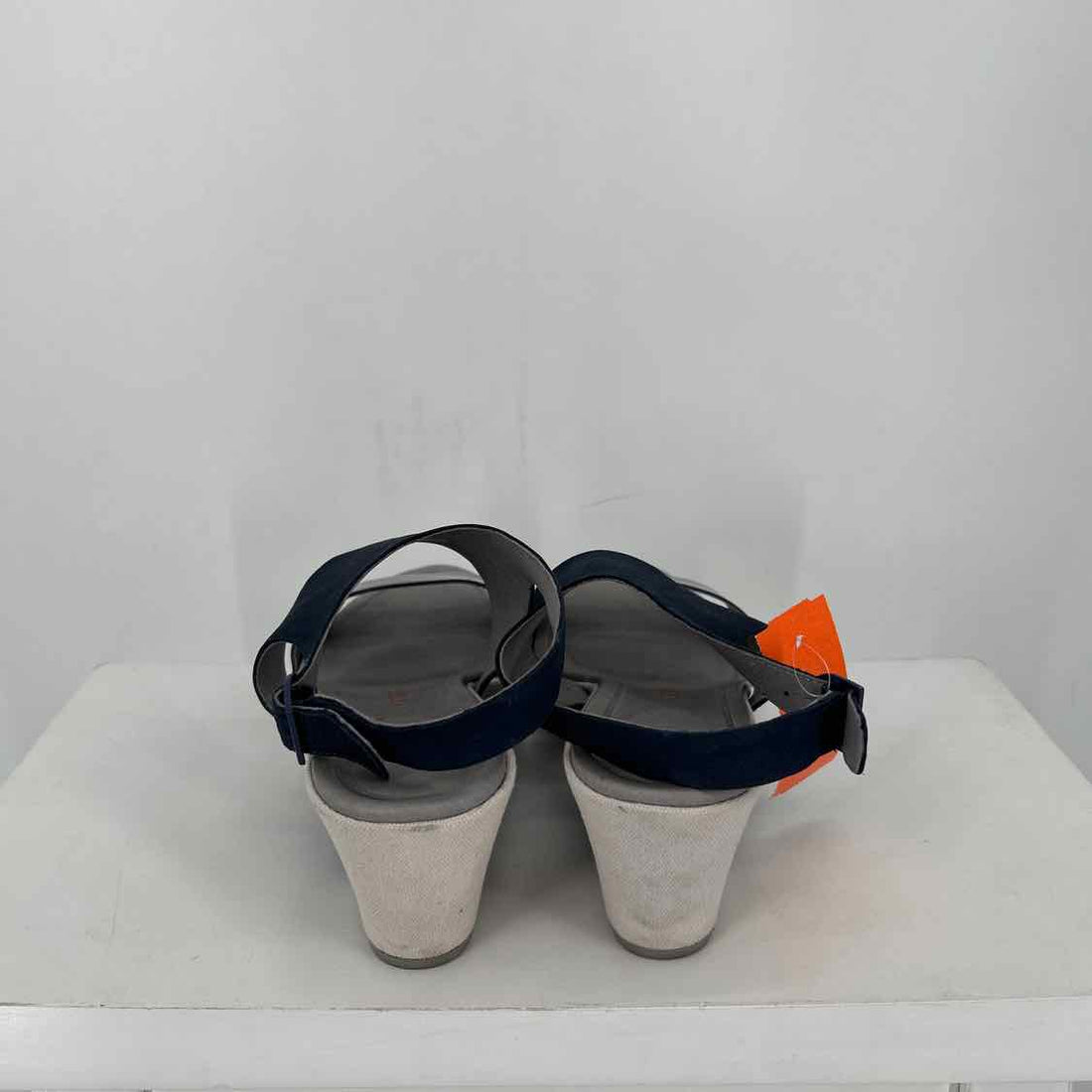 TSUBO Women Size 9.5 Navy Sandals