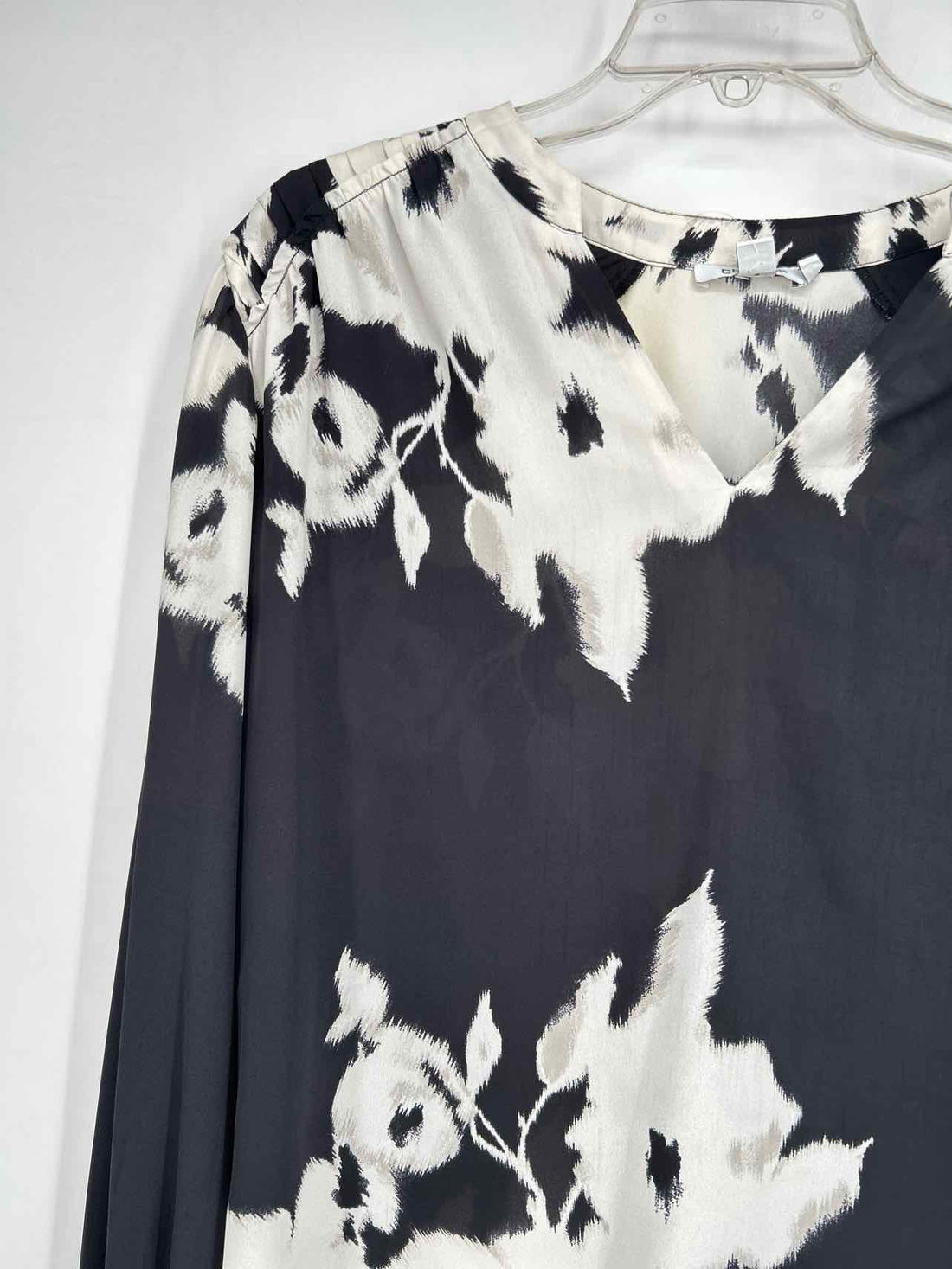 Chicos Size 2/12 Black & White Print Long Sleeve