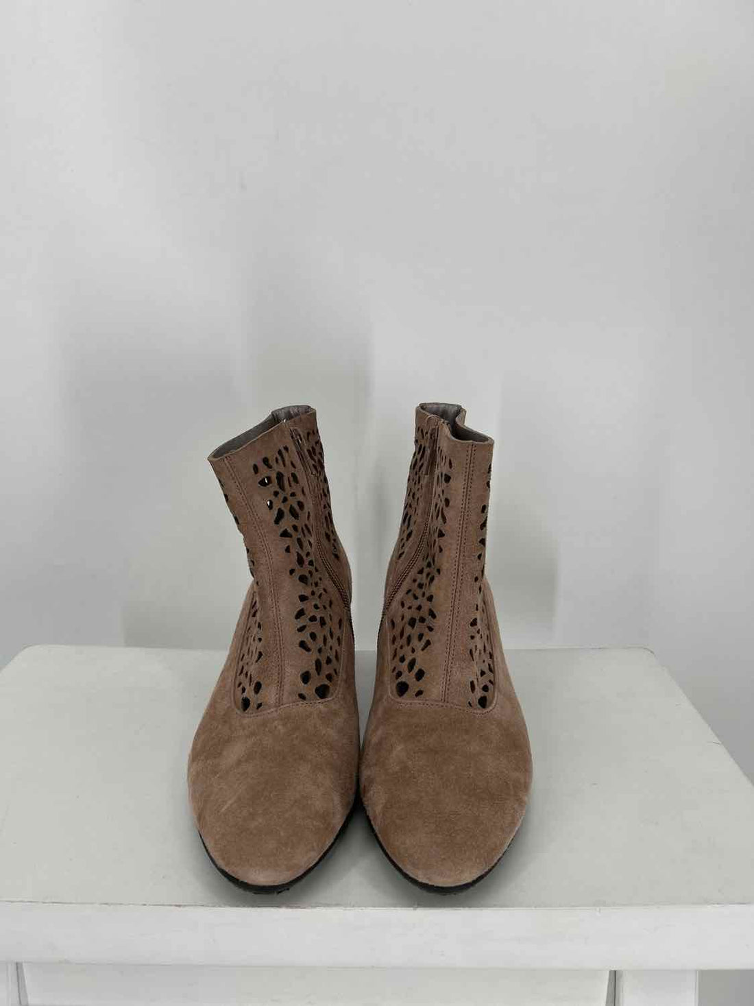 Bella Comforto Women Size 37.5 Taupe Pre Owned Suede Ankle Boot