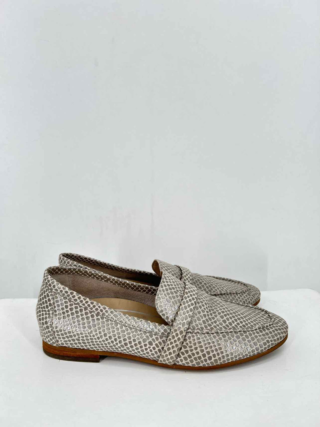 Vionic Women Size 6 Gray Loafers