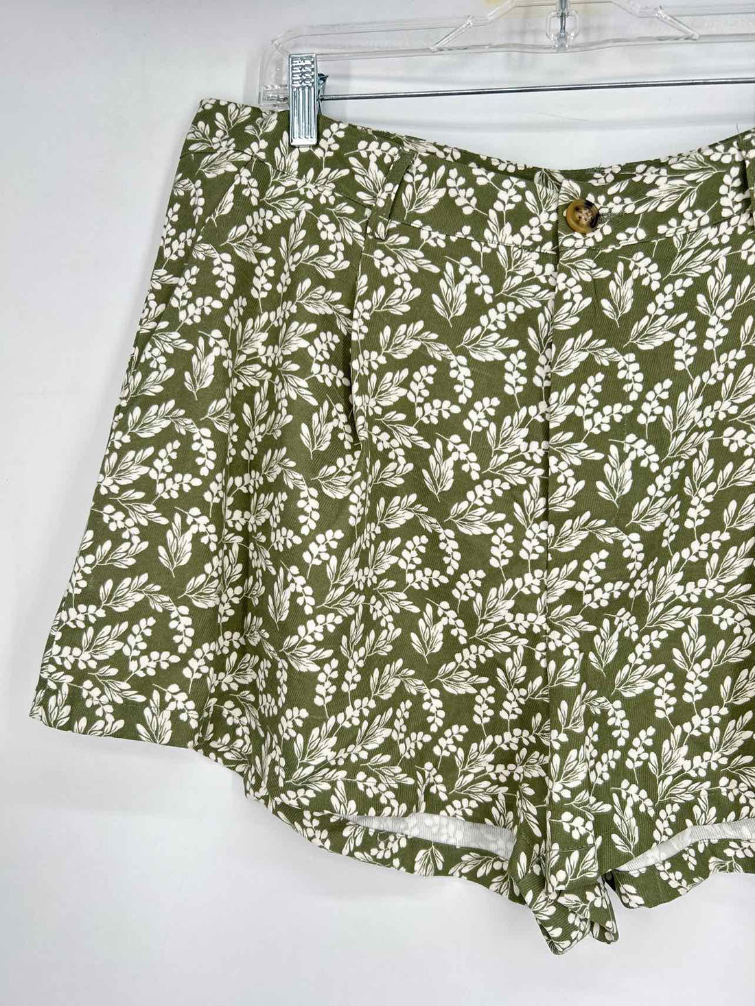 Cider Size 1X Olive & White Floral Shorts