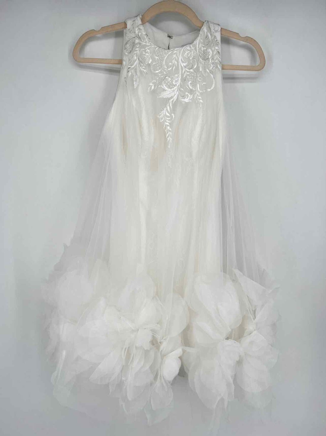Mac Duggal Size 4 White Applique NWT Dress