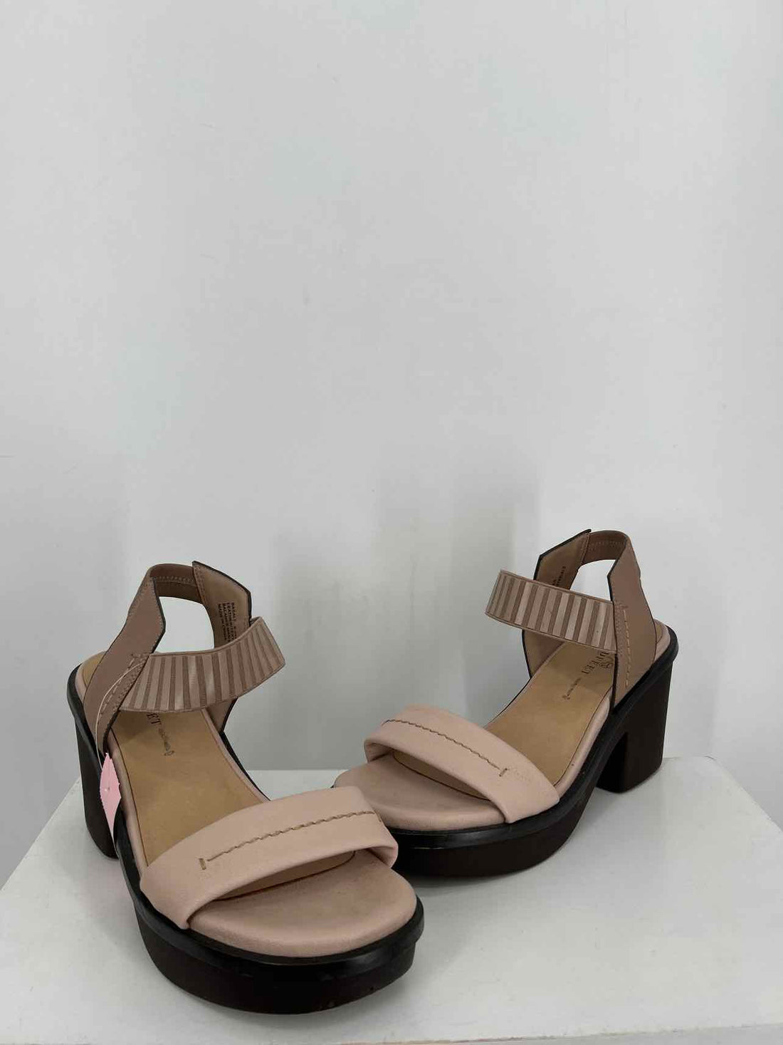 Naked Feet Women Size 8.5 Blush Sandals