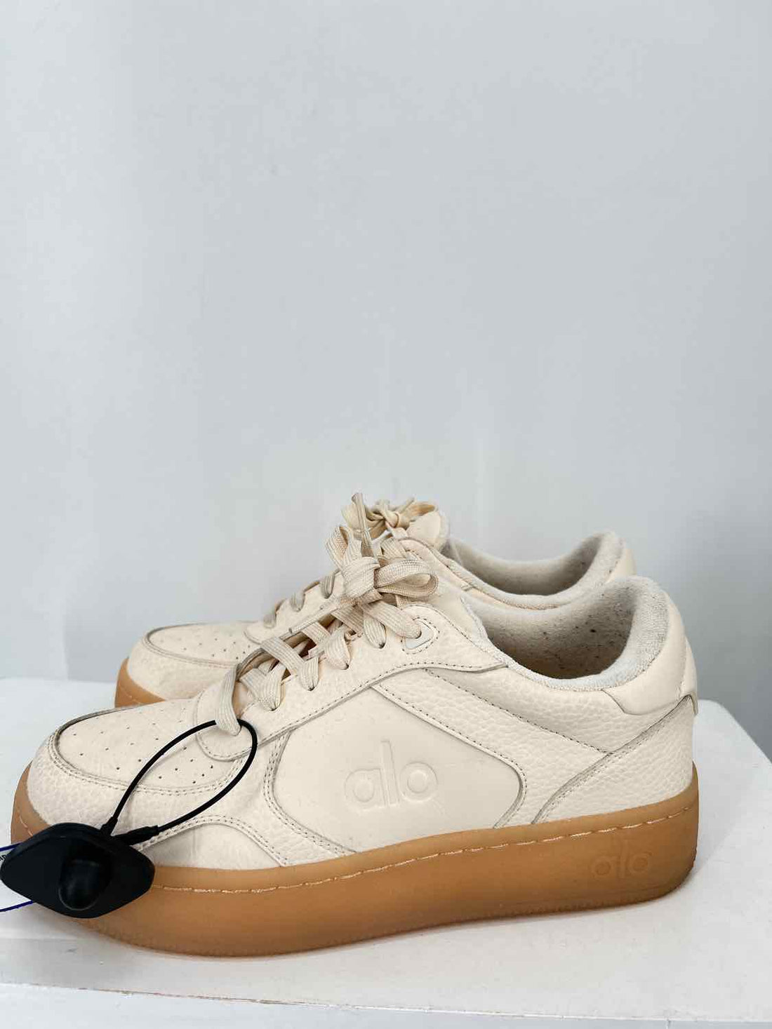 Alo Yoga Women Size 7.5 Buttercream Sneakers