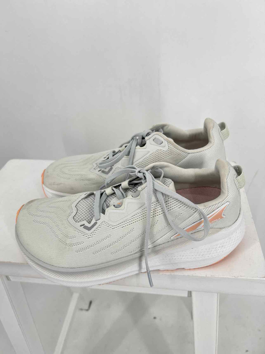 Altra Women Size 9 Pale Gray As Is Sneakers