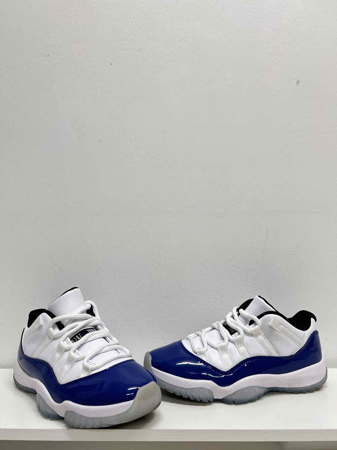 air jordan Women Size 6 White & Blue Sneakers
