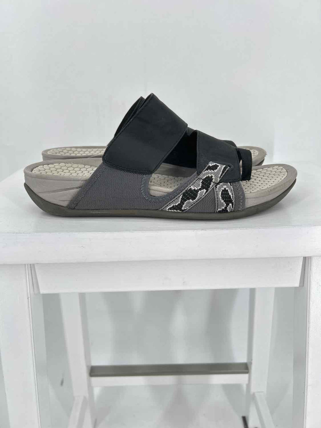 Baretraps Women Size 10 Black Daylin Sandals