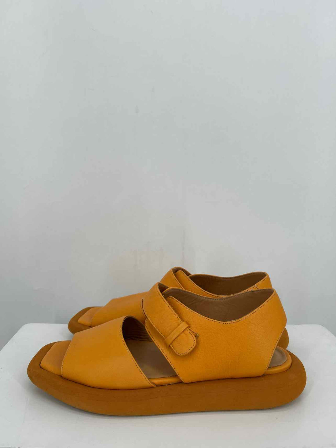 Paloma Barcelo Women Size 39 (8.5-9) Orange Sandals
