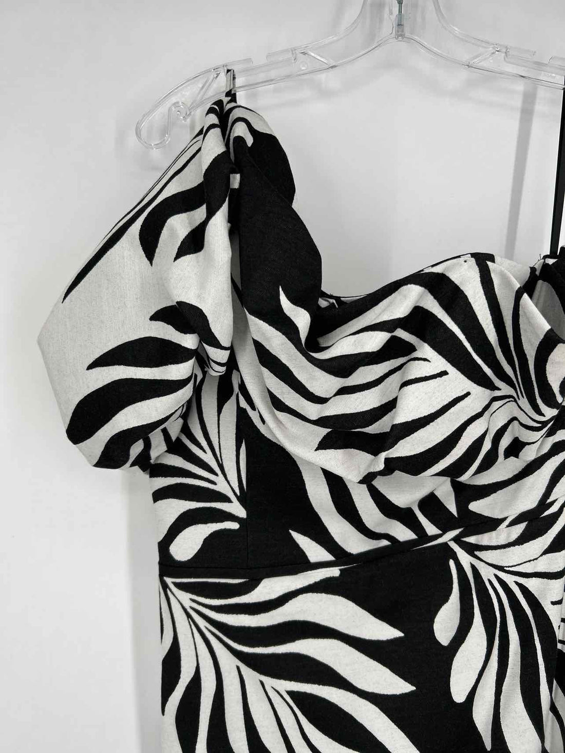 White House Black Market Size 8 Black & White One Shoulder Dress