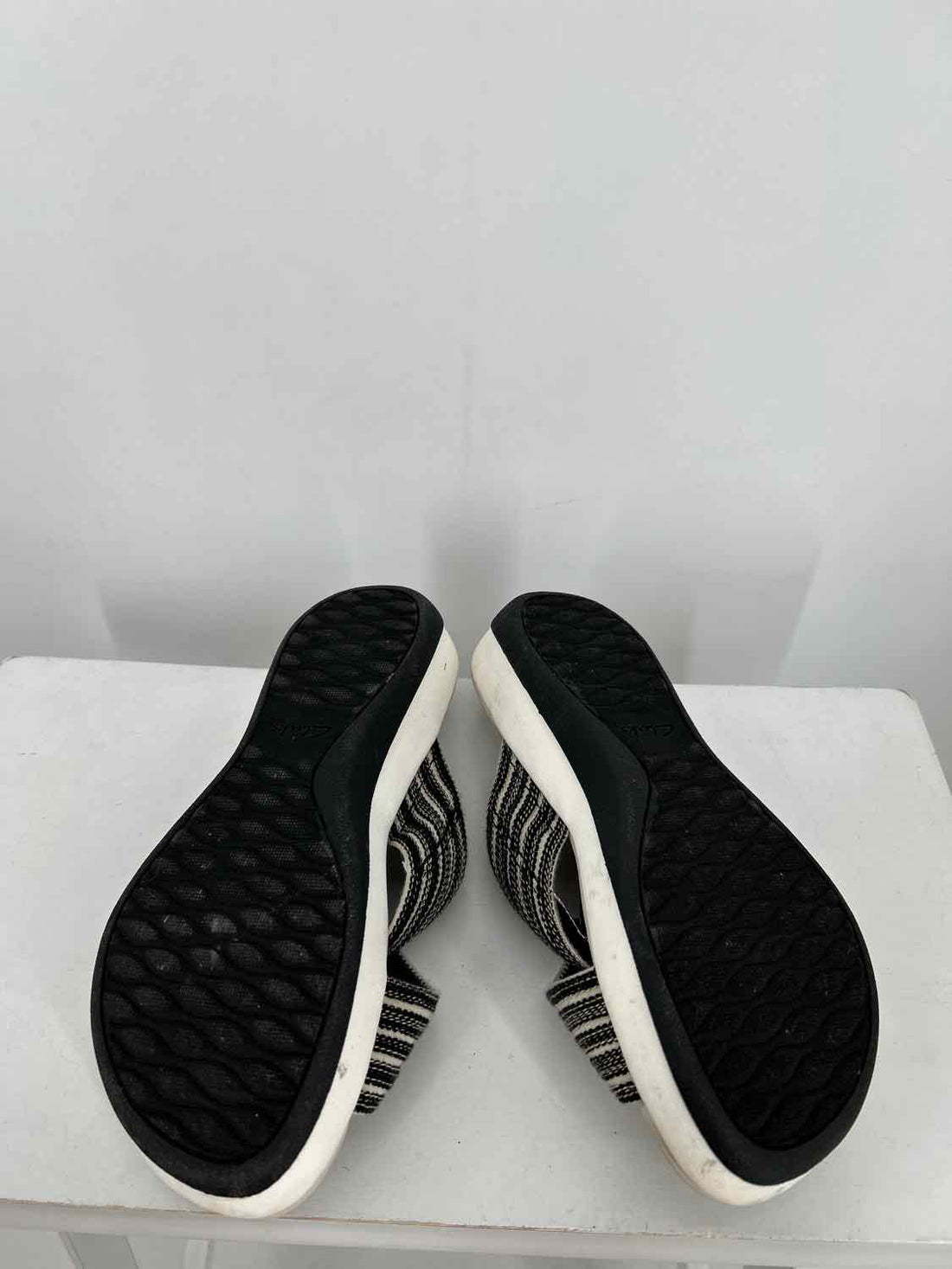 Clarks Women Size 7 Black & White Sandals