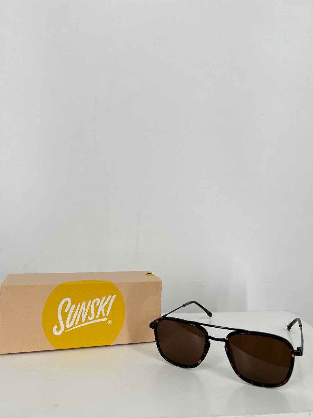 Sunski Size 52-21-135 Brown solid polarized lens Tortoise Sunglasses
