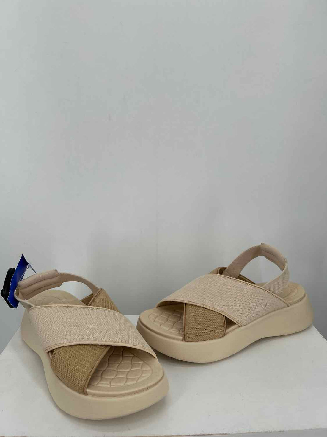 Vivaia Women Size 37.5 Cream Like New Sandals