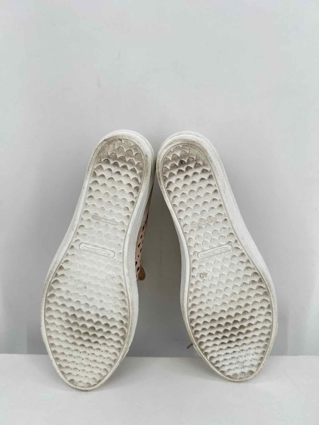 Softwaves Women Size 40 (9-9.5) Beige & Gold Sneakers