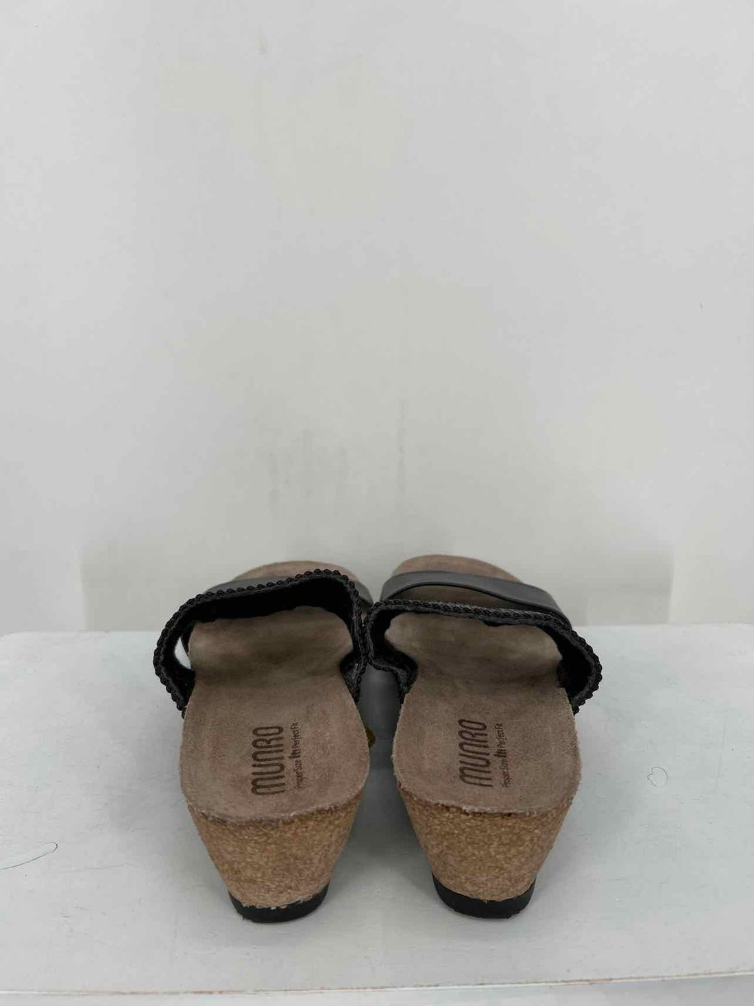 Munro Women Size 7.5 Black Sandals