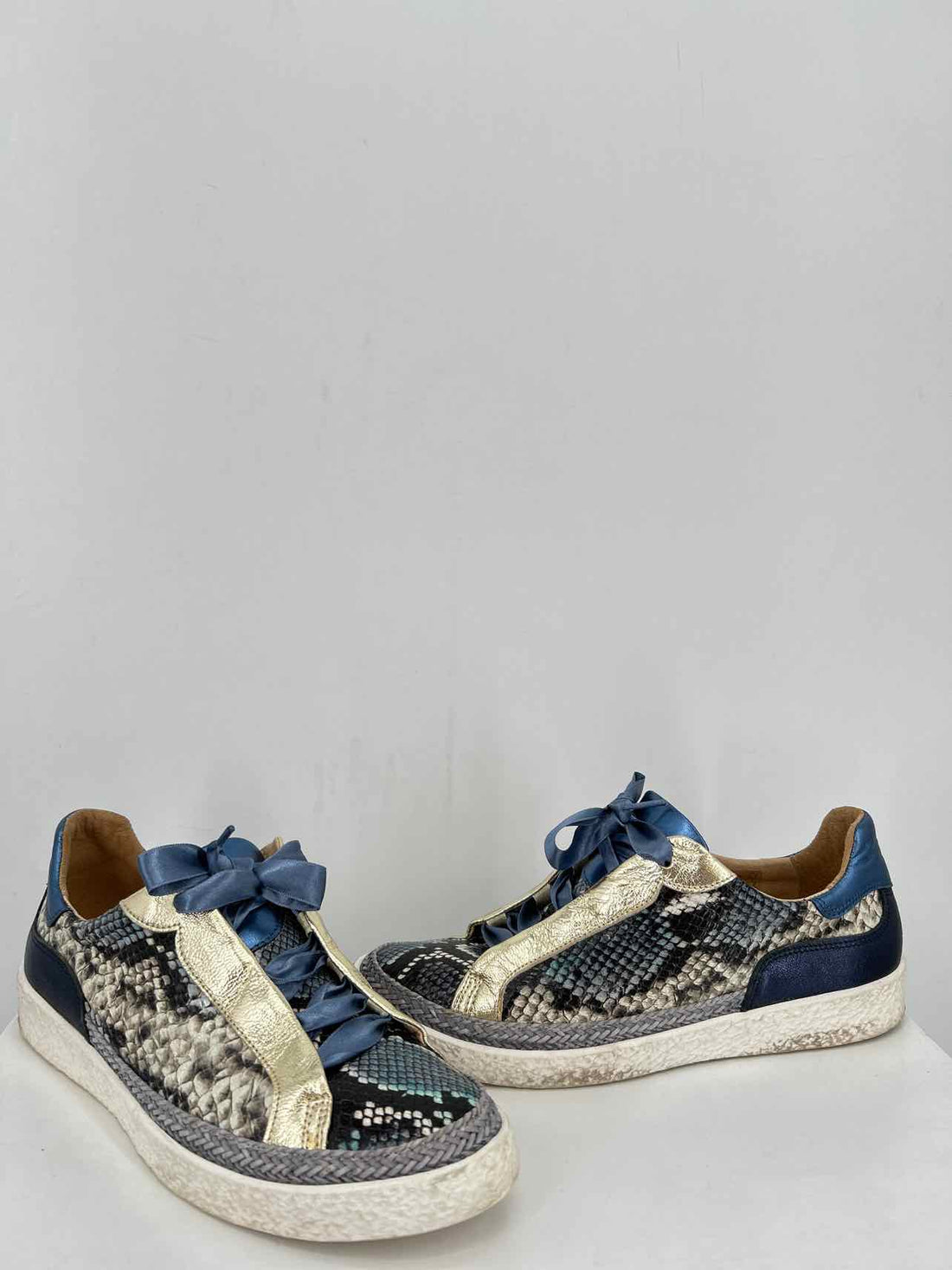 Softwaves Women Size 39.5 Navy & Gold Sneakers