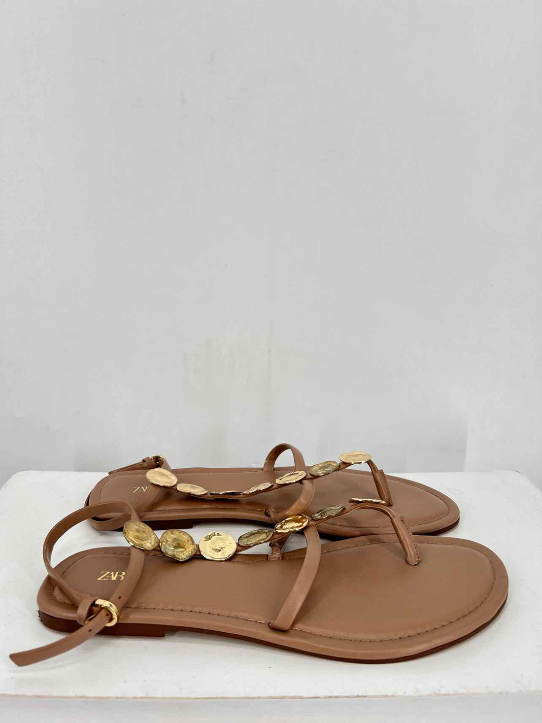 Zara Women Size 40 Beige & Gold Sandals