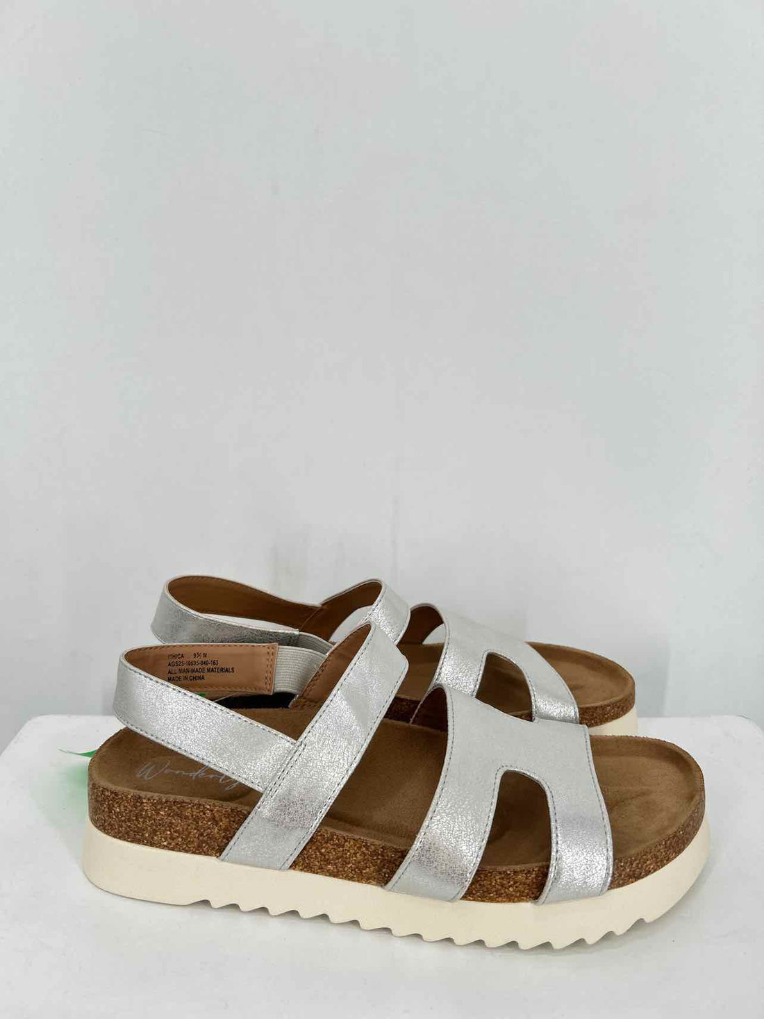 Wonderly Women Size 9.5 Silver Sandals