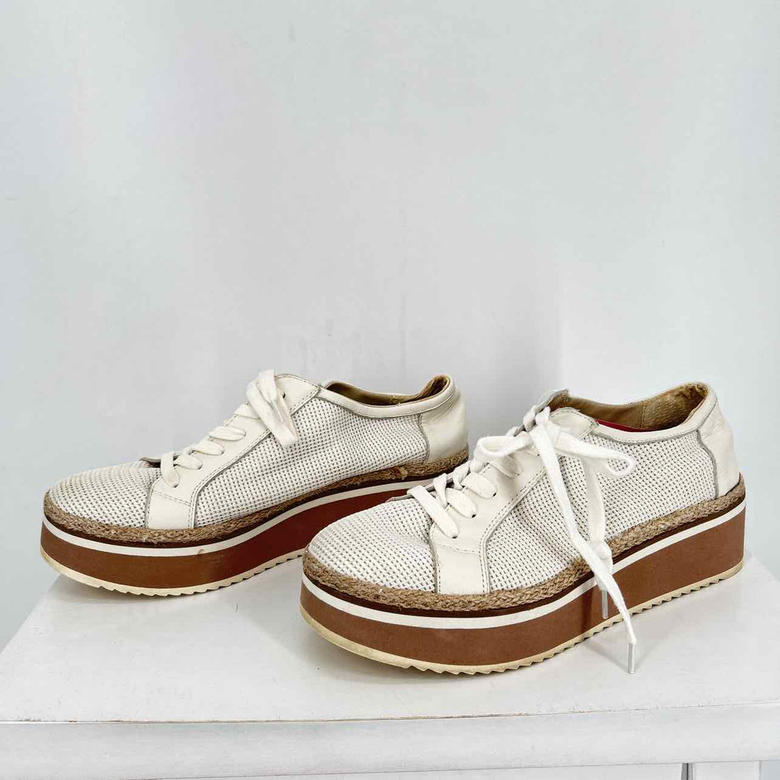 Dolce Vita Women Size 9 White Sneakers