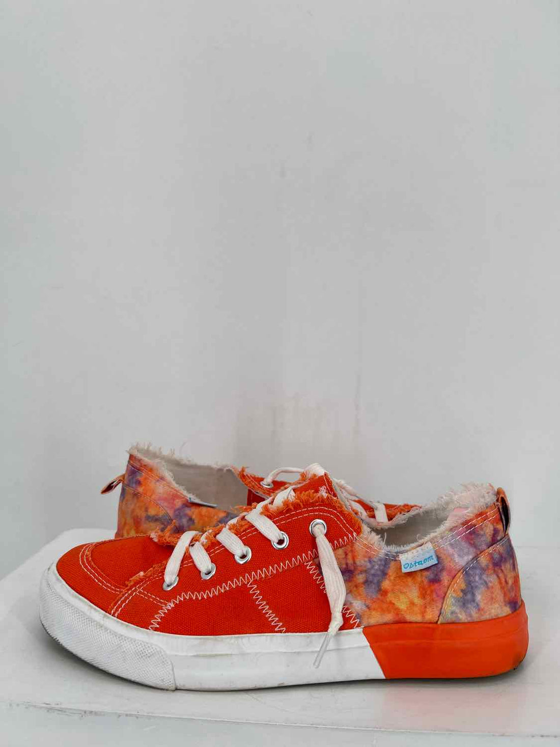 Obtaom Women Size 9 Orange Sneakers