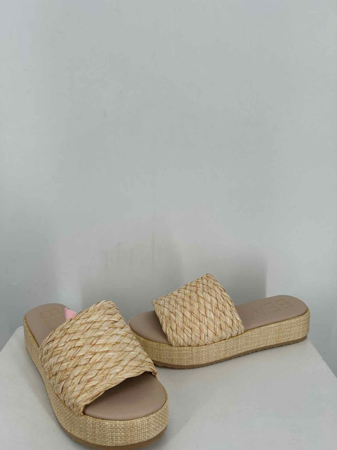 Beach Women Size 9 Beige New Sandals