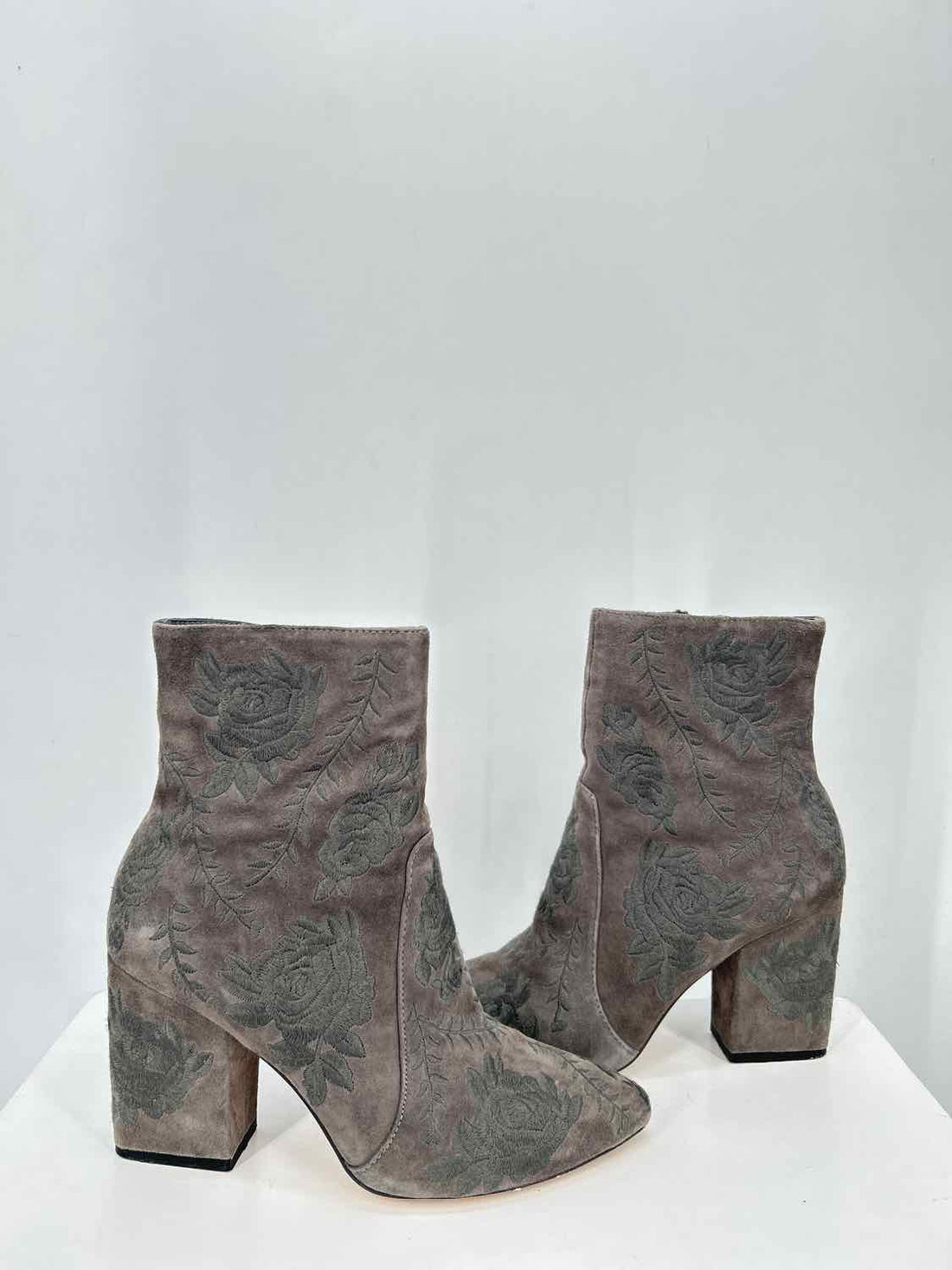 Silent D Women Size 37(6) Gray Floral Embroidered Ankle Boot