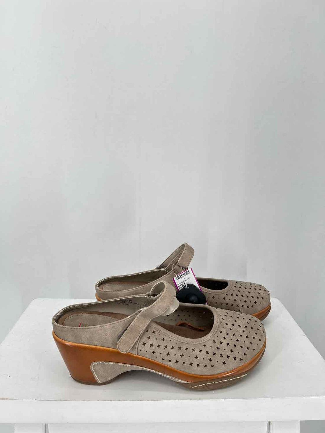 Rialto Women Size 9 Taupe Perforated Wedges