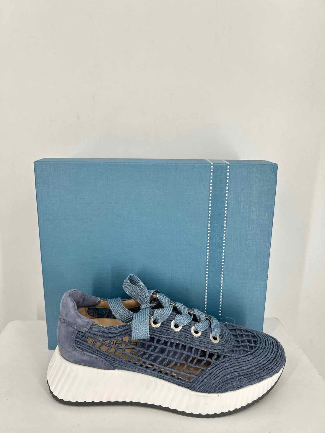 Softwaves Women Size 38.5 Blue New In Box Raffia/Suede Sneakers