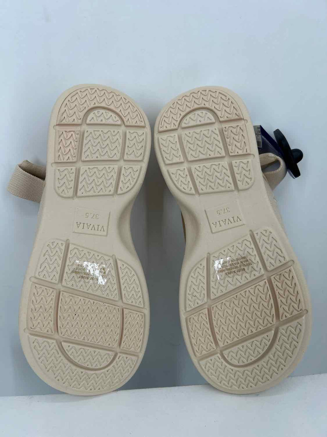 Vivaia Women Size 37.5 Cream Like New Sandals