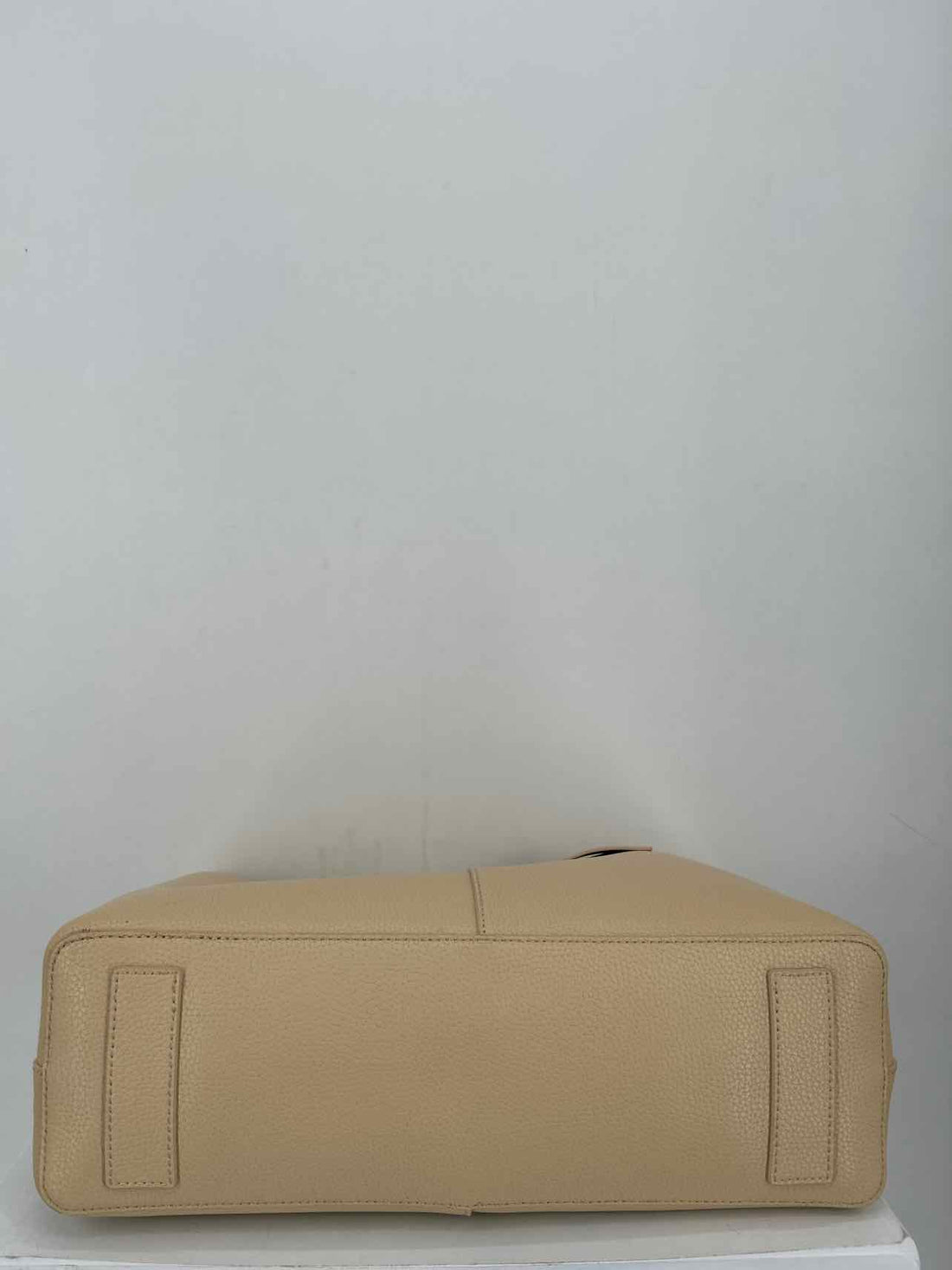 Hobo Beige Pebbled Leather Like New Hobo