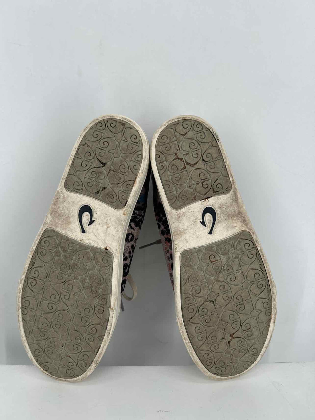 Olu Kai Women Size 10 Light Gray & Black Print Sneakers