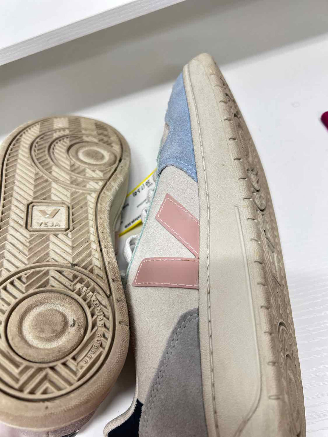 Veja Women Size 38 (7.5-8) Cream Colorblock Sneakers