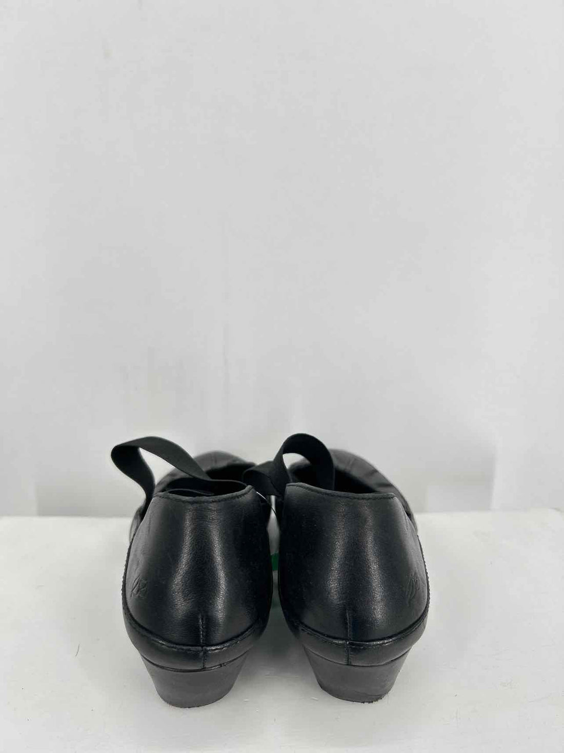 Nurture Women Size 8 Black Wedges