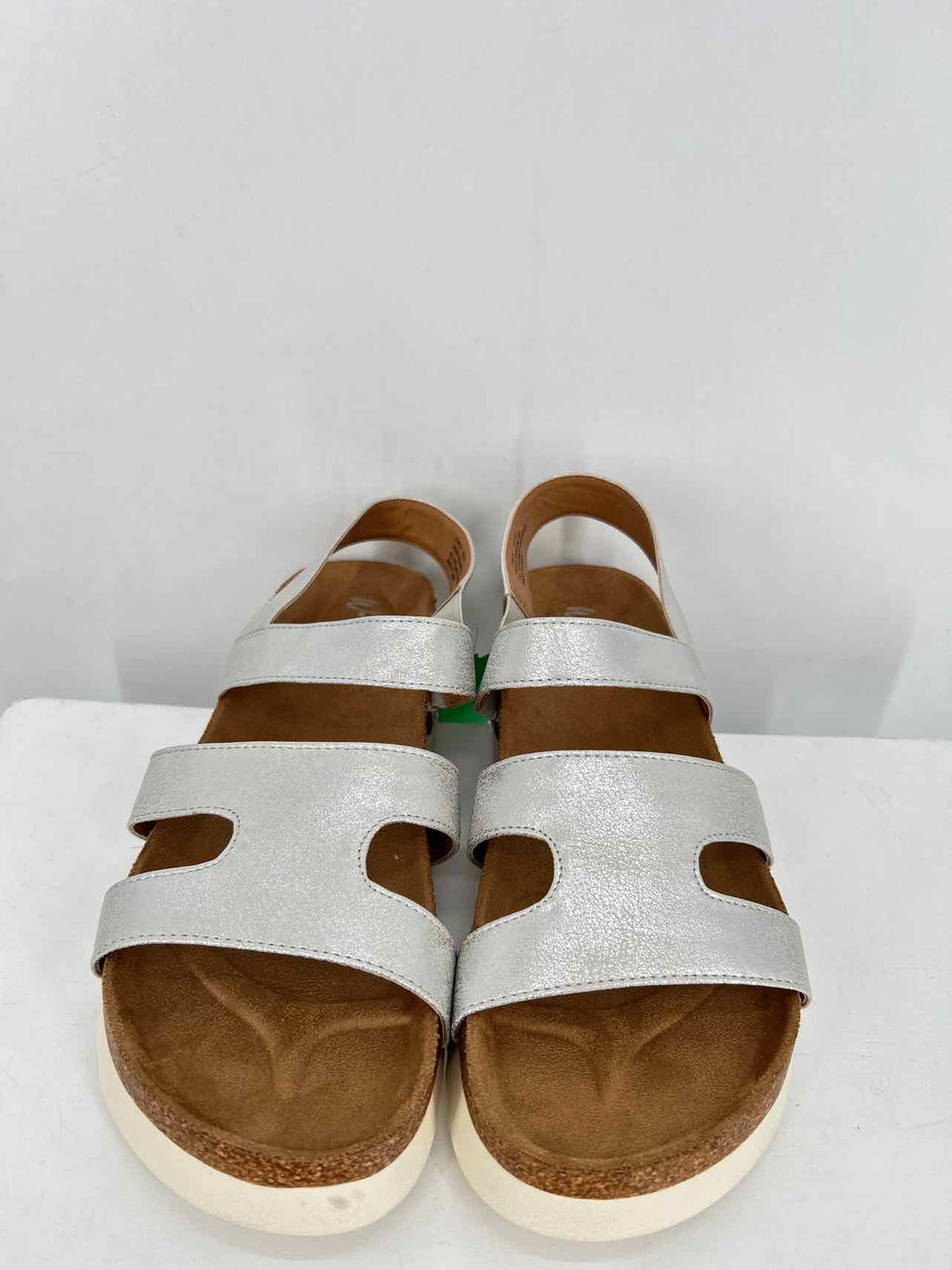 Wonderly Women Size 9.5 Silver Sandals