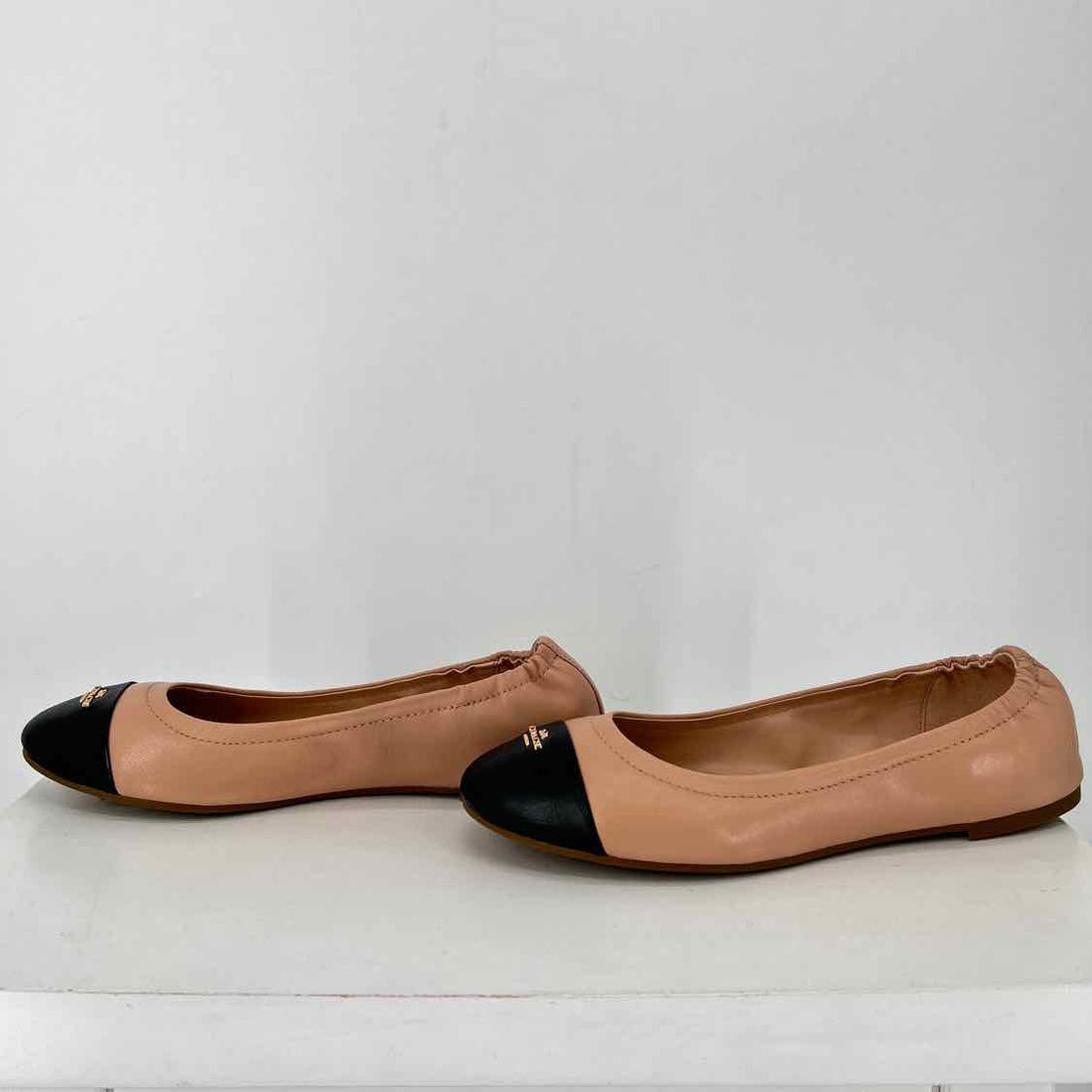 Coach Women Size 7 Beige & Black Flats