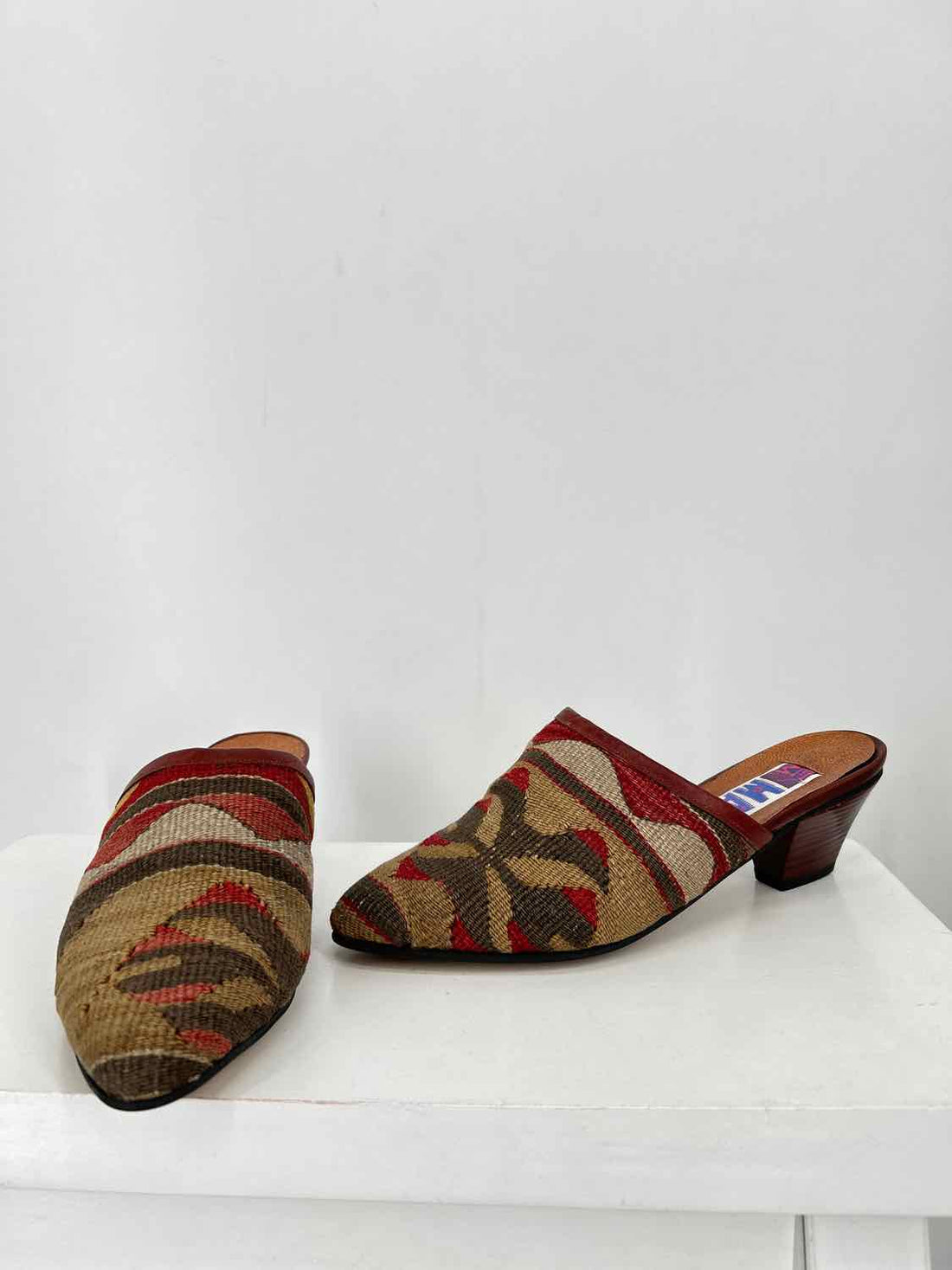 Em May Women Size 8 Green & Red Print Mules
