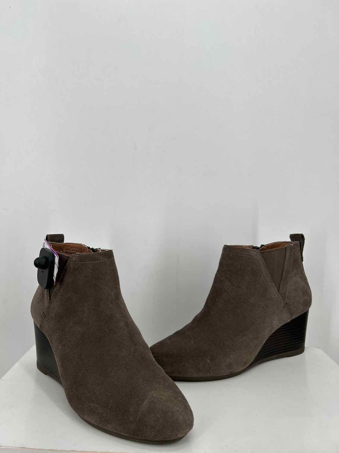 Vionic Women Size 8.5 Grey Genuine Suede Ankle Boot