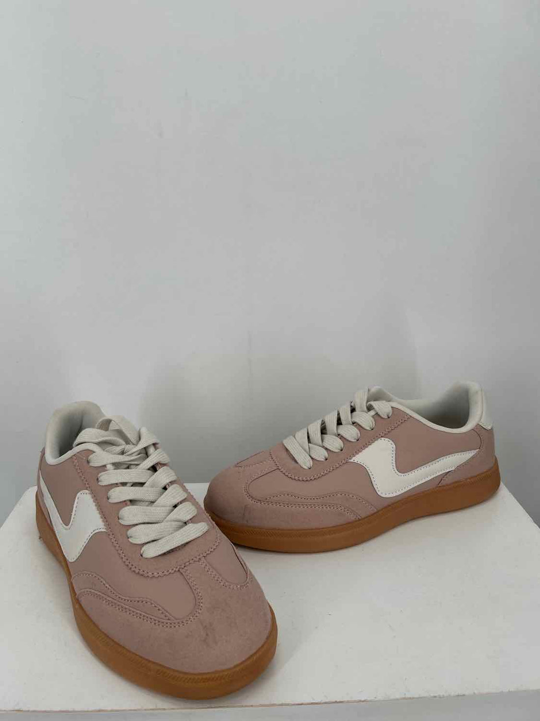 La Sheelah Women Size 6.5 Light Pink Sneakers