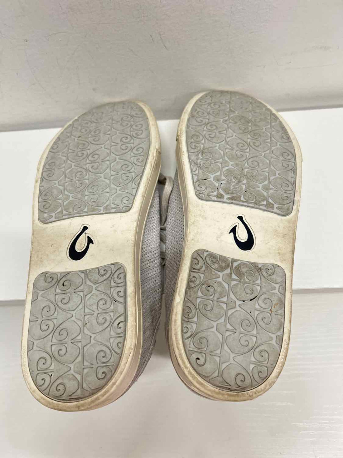 Olu Kai Women Size 9 Grey Sneakers