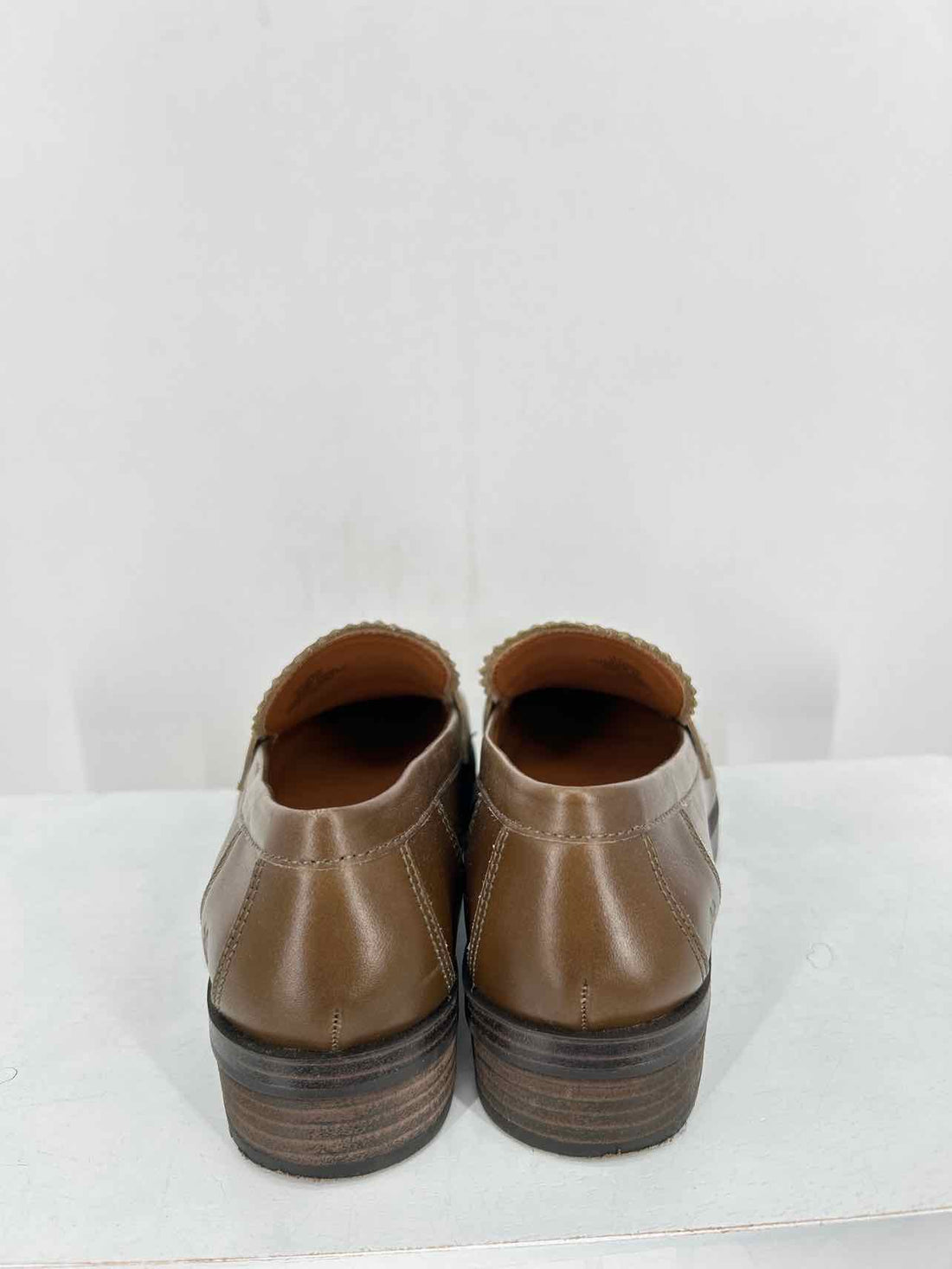 Lucky Brand Women Size 6.5 Olive Like New Loafers