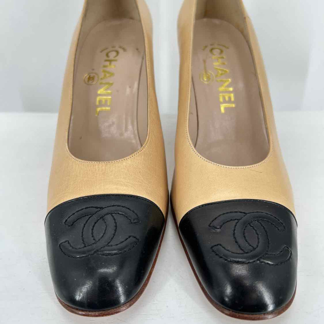 Chanel Lambskin Cap Toe CC Pumps Women Size 36.5 Tan & Black Vintage LUXURY