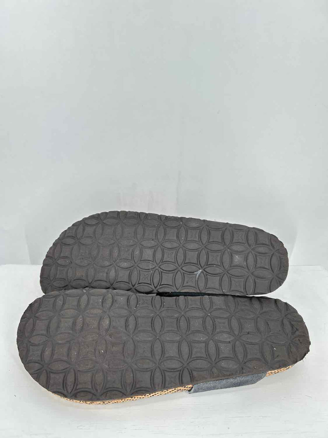 Muk Luks Women Size 38 Gray Sandals