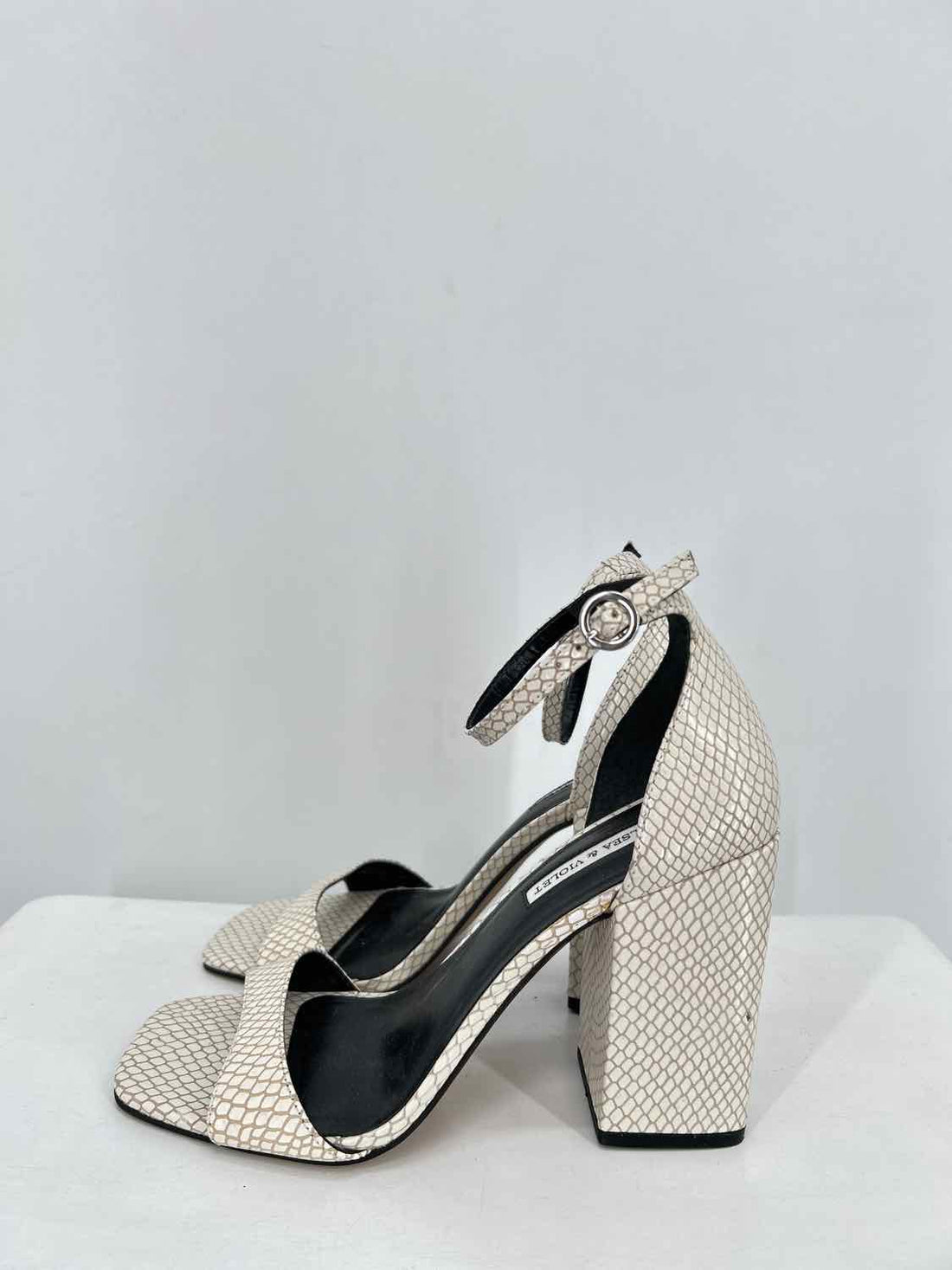 Chelsea & Violet Women Size 8.5 Off White Reptile Heels